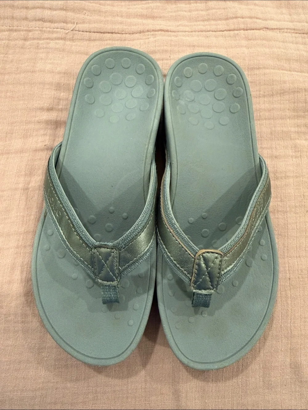 Vionic Metallic Silver Gray Thong Sandals